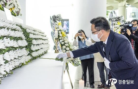 이장우 대전시장, 이태원 사고 사망자 합동분향소 찾아  조문
